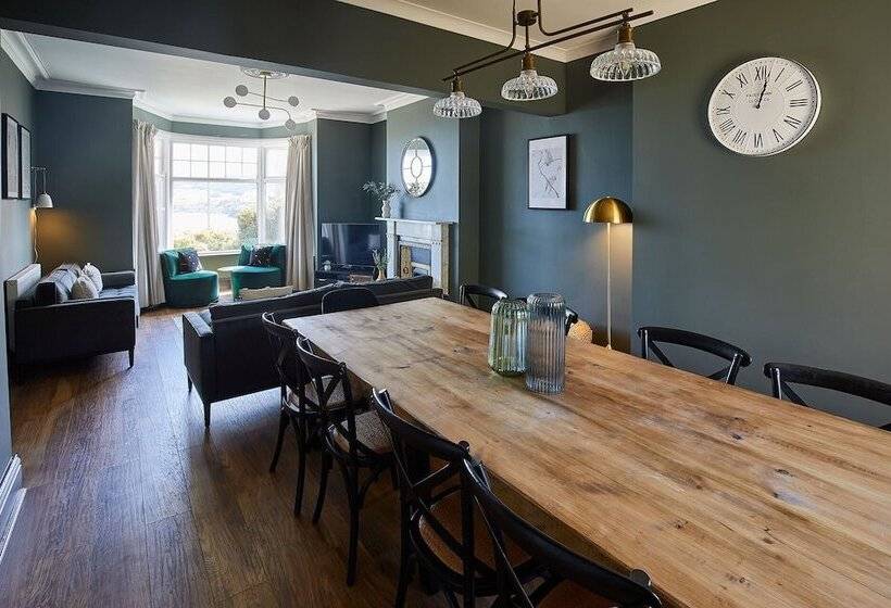 Host & Stay   Raven House