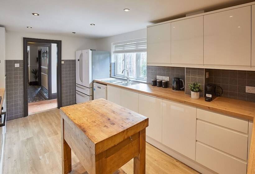 Host & Stay   Raven House