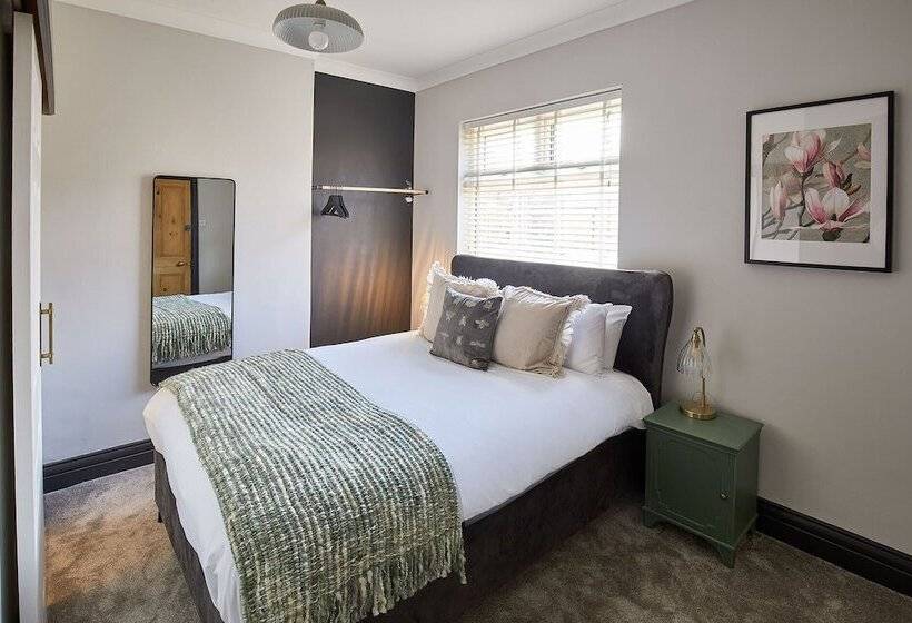 Host & Stay   Raven House