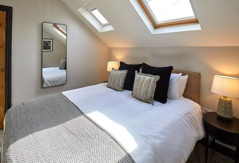 Host & Stay   Raven House