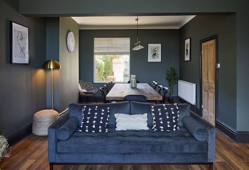 Host & Stay   Raven House