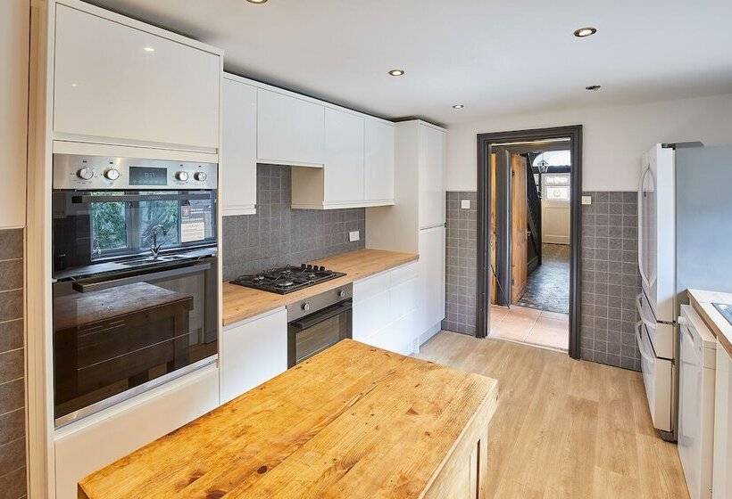 Host & Stay   Raven House