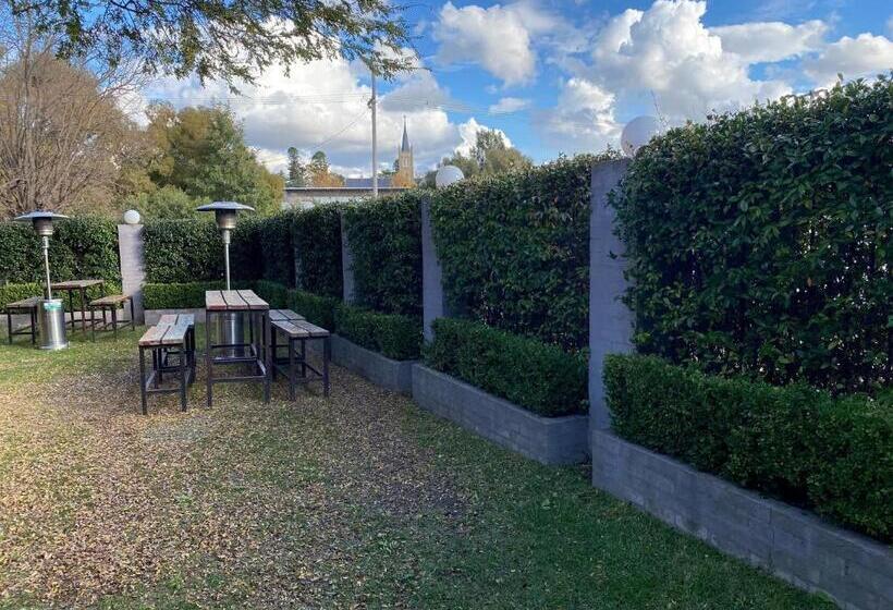 Australian Hotel Young