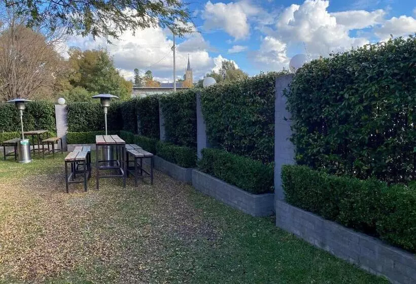 Australian Hotel Young