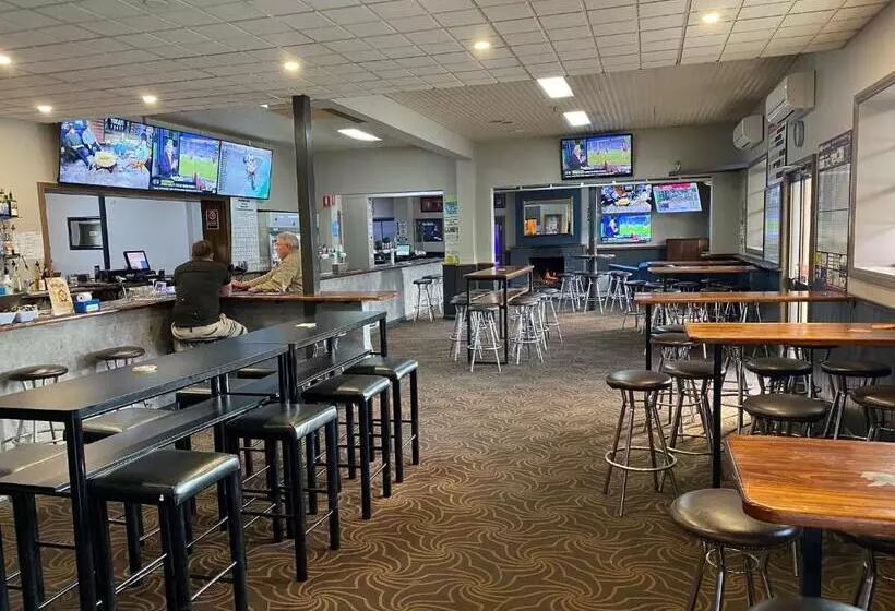 Australian Hotel Young