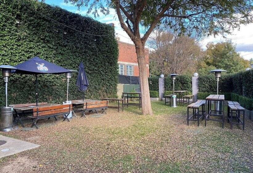 Australian Hotel Young