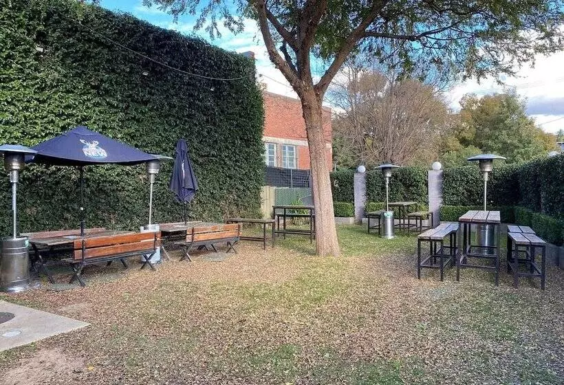 Australian Hotel Young