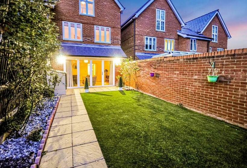 The Courtyard   Charming Boutique Hotel With Parking