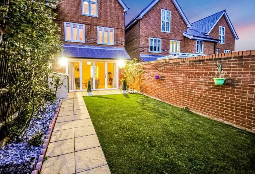 The Courtyard   Charming Boutique Hotel With Parking