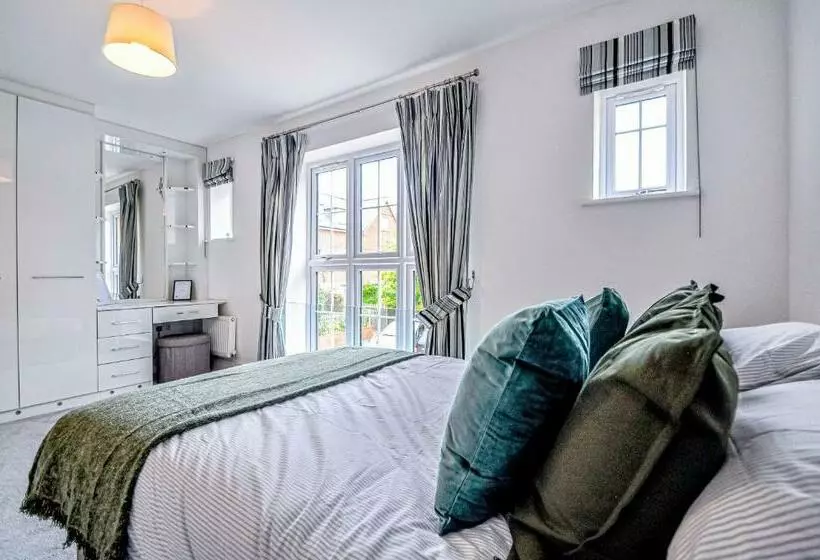 The Courtyard   Charming Boutique Hotel With Parking