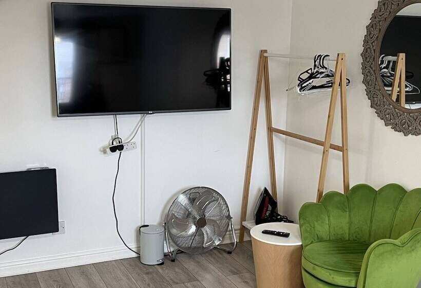 Impeccable 2 Bed Apartment In Erith