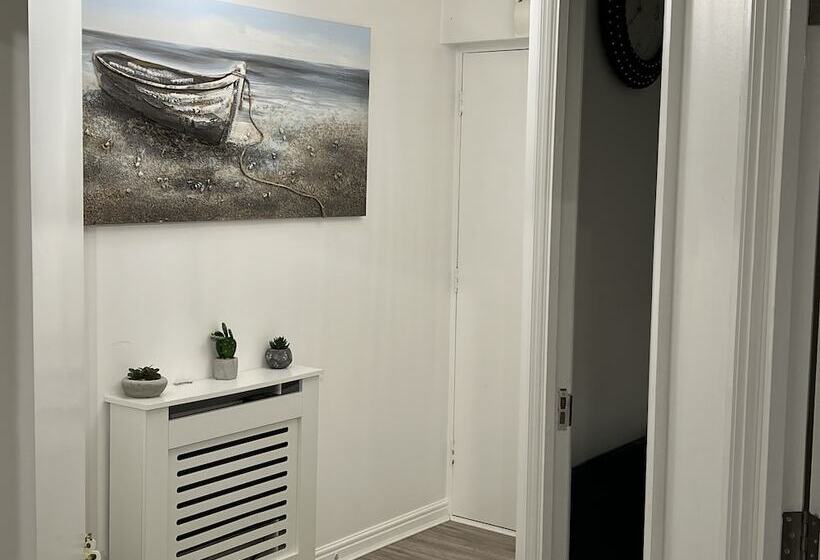 Impeccable 2 Bed Apartment In Erith