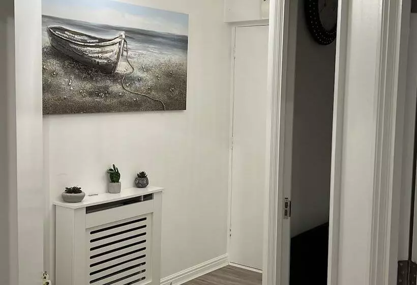 Impeccable 2 Bed Apartment In Erith