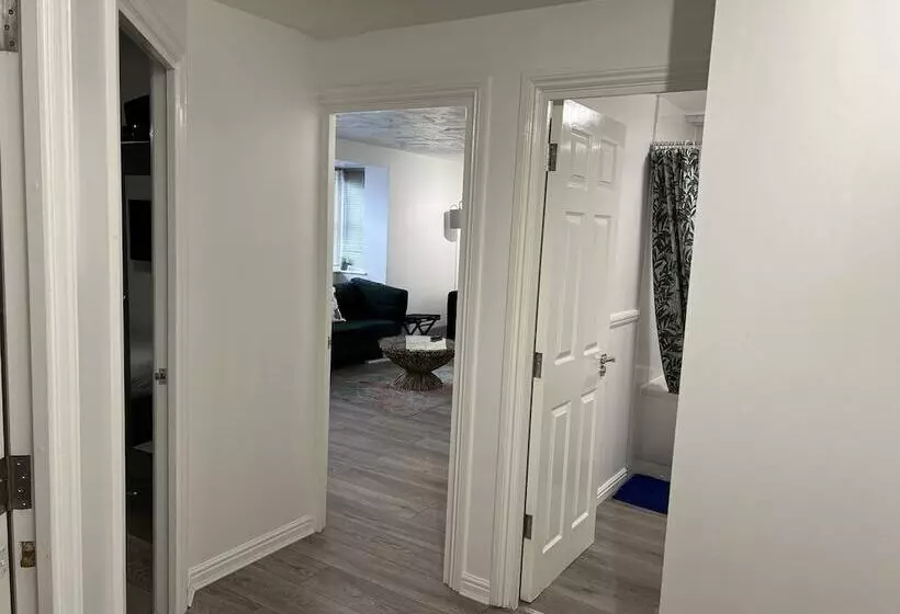 Impeccable 2 Bed Apartment In Erith