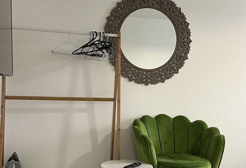 Impeccable 2 Bed Apartment In Erith