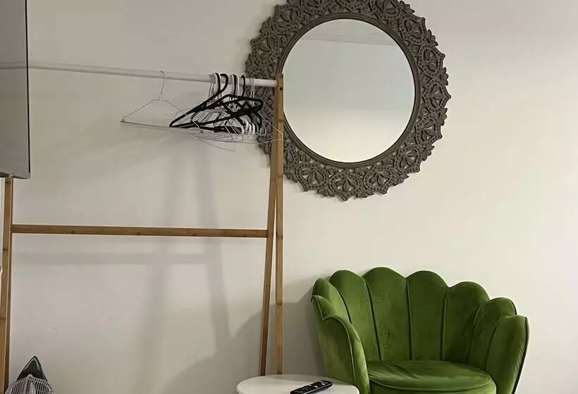 Impeccable 2 Bed Apartment In Erith