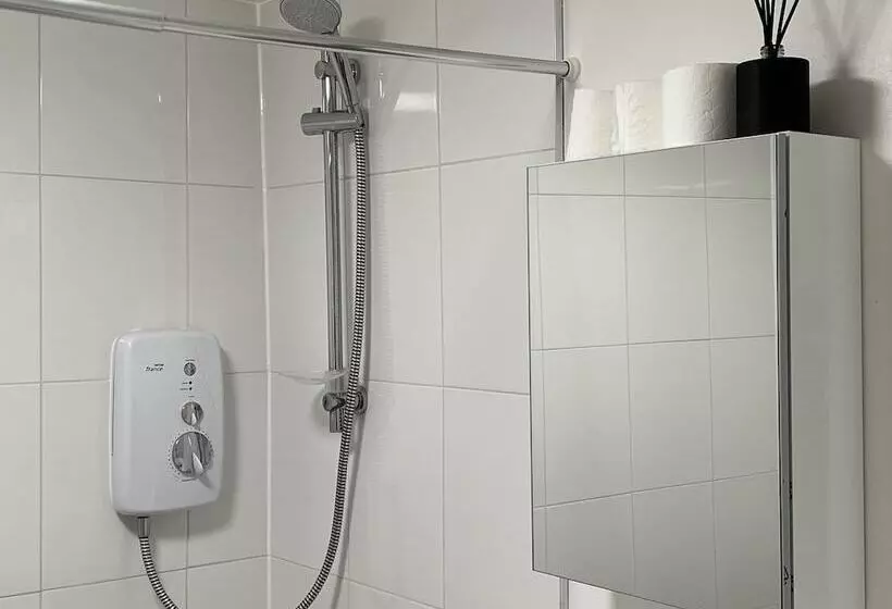 Impeccable 2 Bed Apartment In Erith