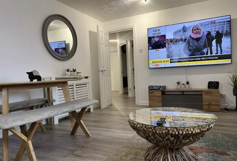 Impeccable 2 Bed Apartment In Erith