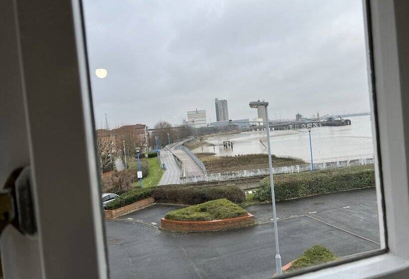 Impeccable 2 Bed Apartment In Erith