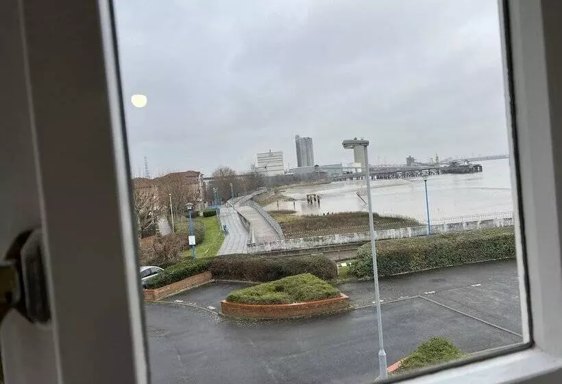 Impeccable 2 Bed Apartment In Erith