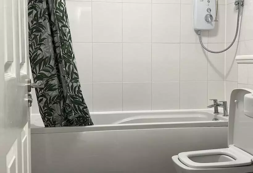 Impeccable 2 Bed Apartment In Erith