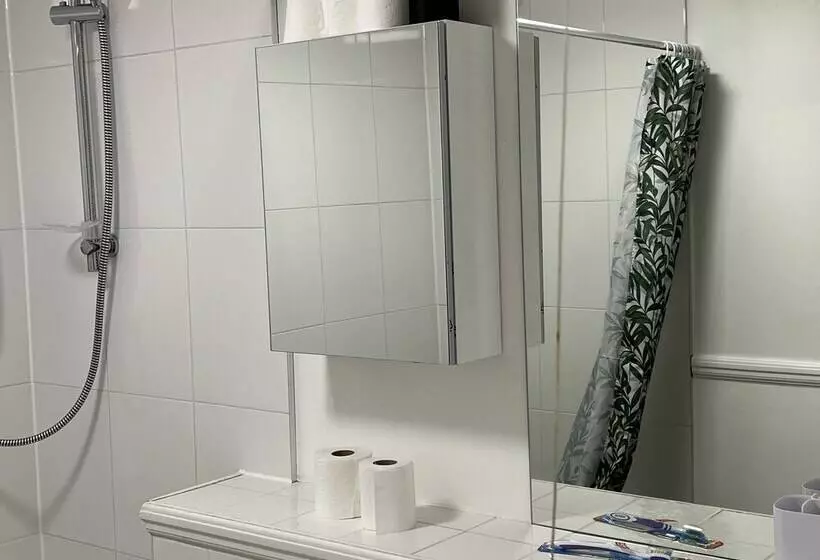 Impeccable 2 Bed Apartment In Erith