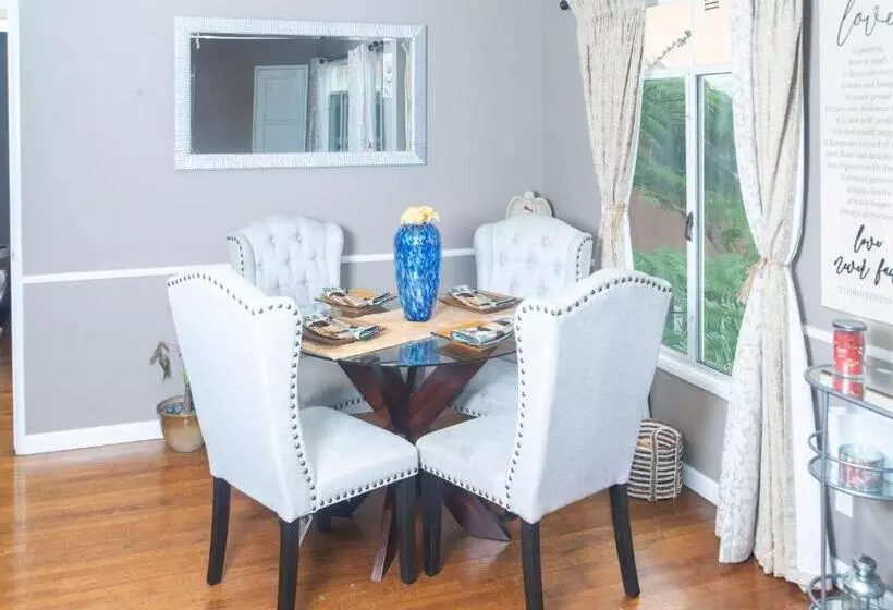 Manuel Y Sonia La Casa De Los Angeles