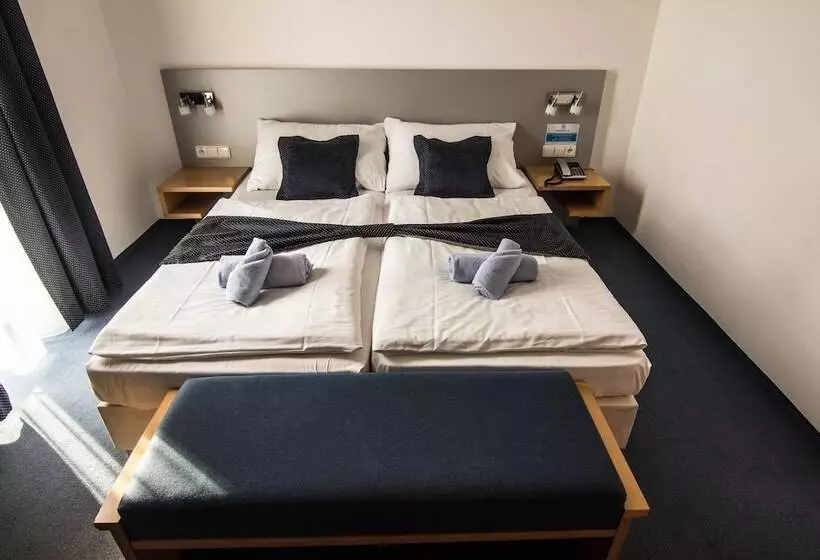 هتل Felicity Garni