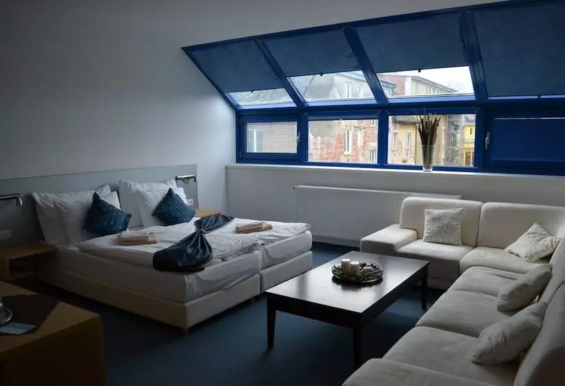 هتل Felicity Garni