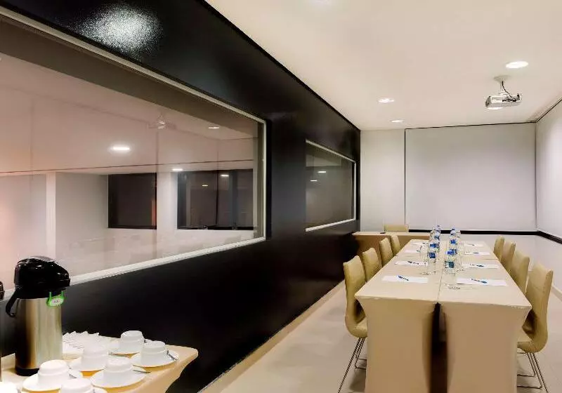 ホテル Ibis Curitiba Shopping