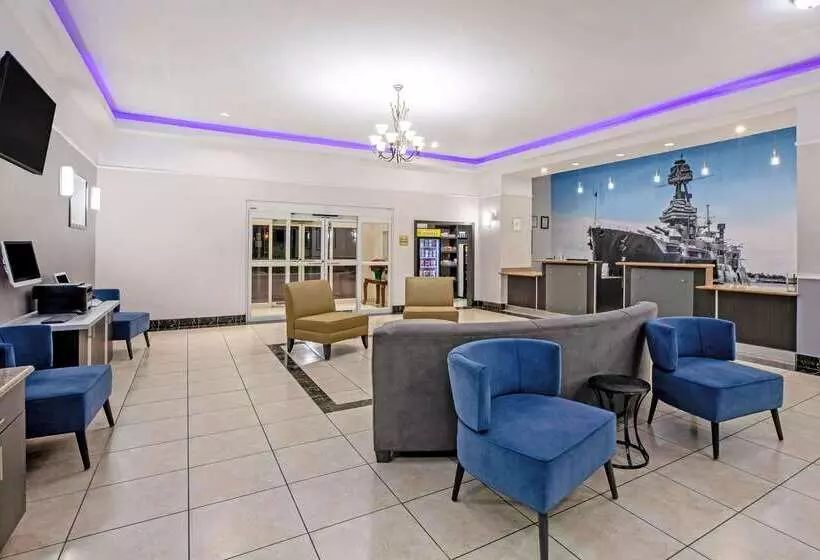 Hotelli La Quinta By Wyndham Deer Park