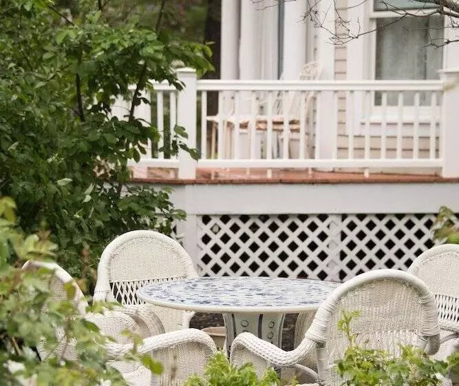 Hotel Mira Monte Inn & Suites