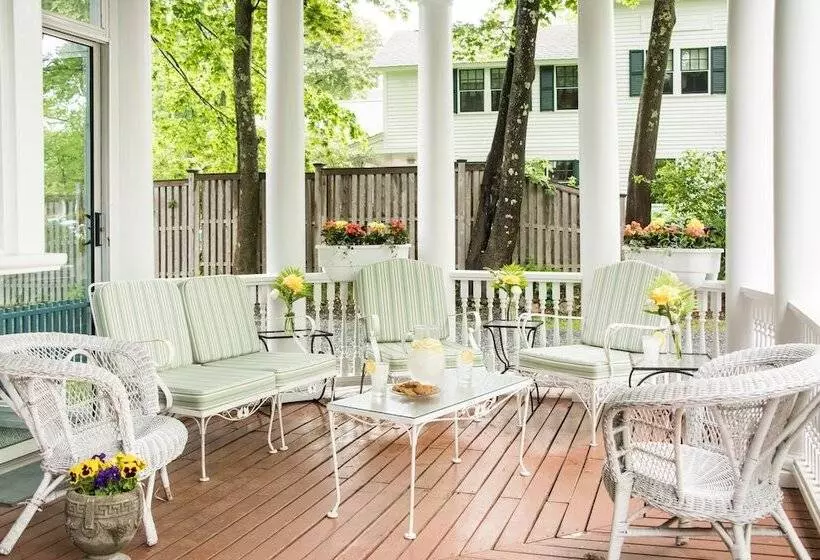 Hotel Mira Monte Inn & Suites