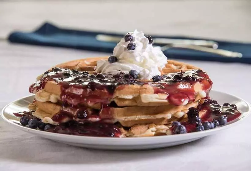 Hotel Mira Monte Inn & Suites