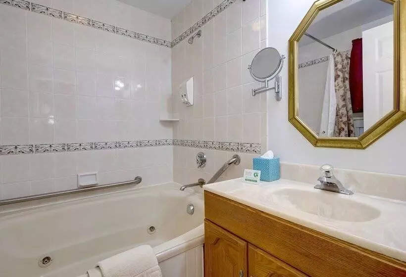 Hotel Mira Monte Inn & Suites