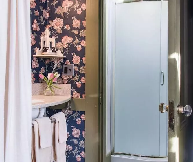 Hotel Mira Monte Inn & Suites