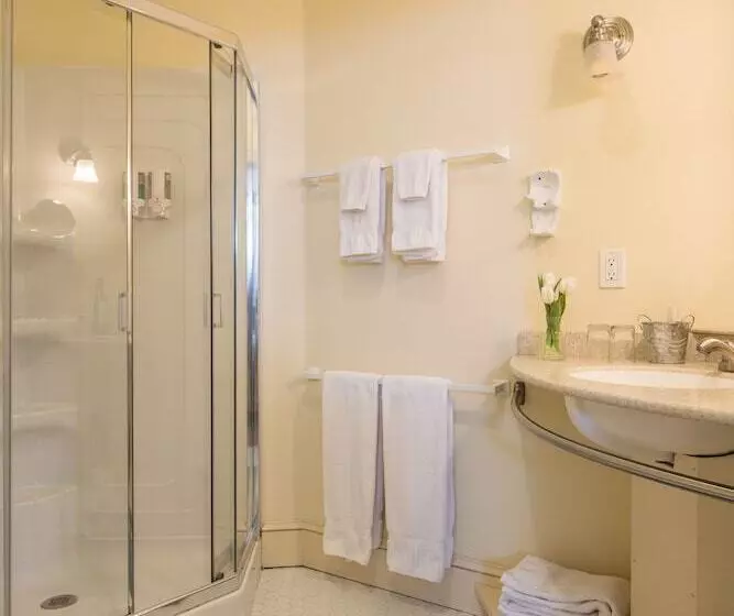 Hotel Mira Monte Inn & Suites