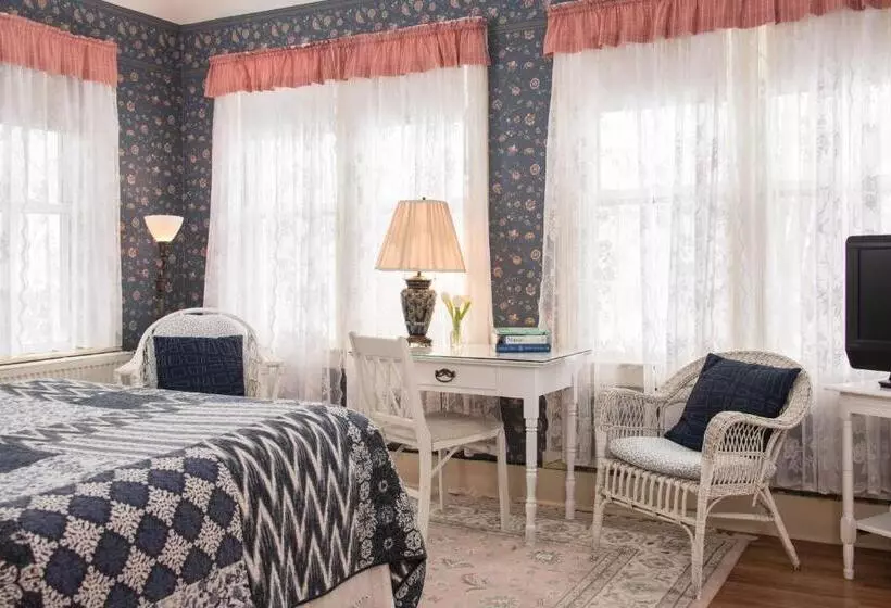 Hotel Mira Monte Inn & Suites