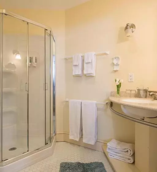 Hotel Mira Monte Inn & Suites