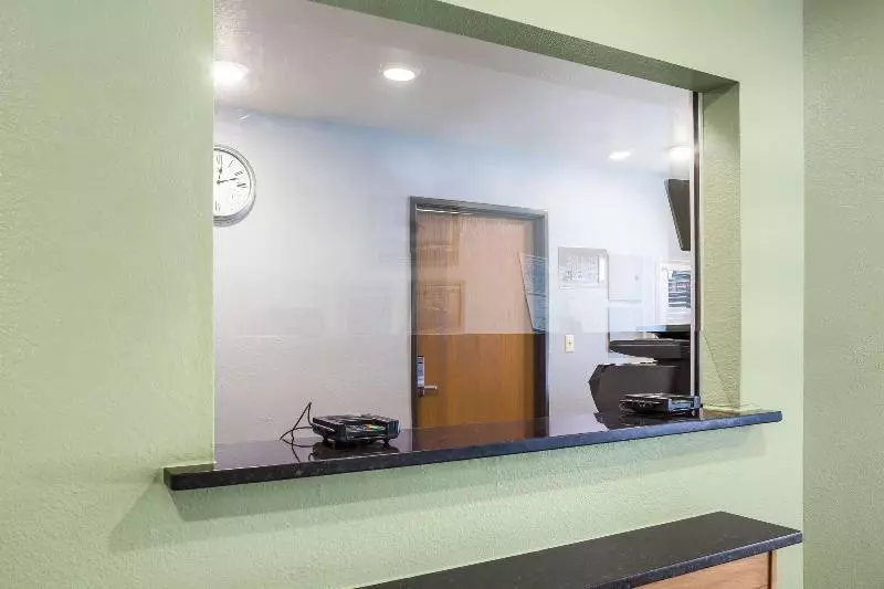 Отель Woodspring Suites Denton