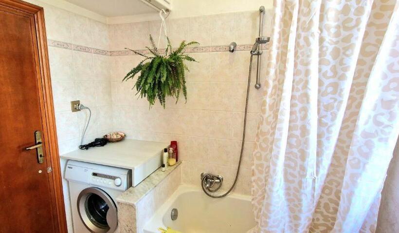 تختخواب و صبحانه Monstera Room Vicino Al Centro