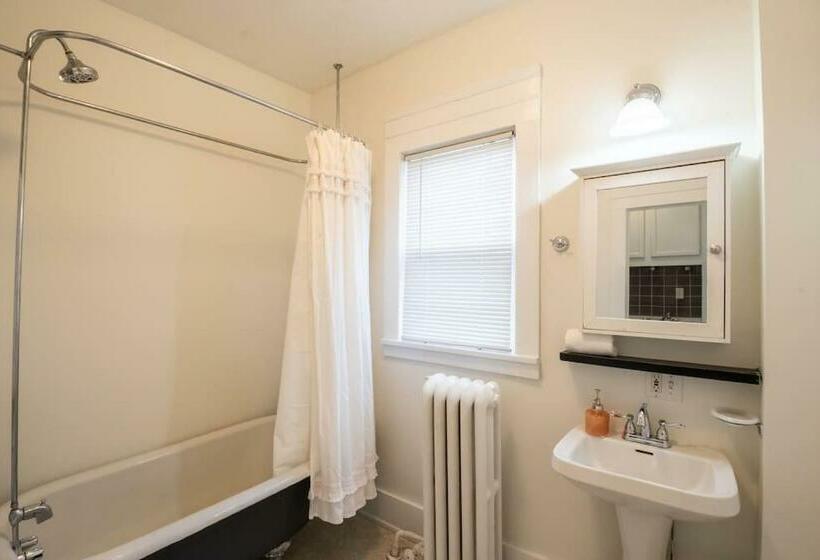 Cute And Cozy Studio Apt Minutes From Drake