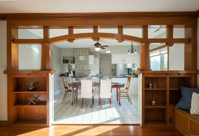 Spacious Top Floor Apartment In The Heart Of Dsm