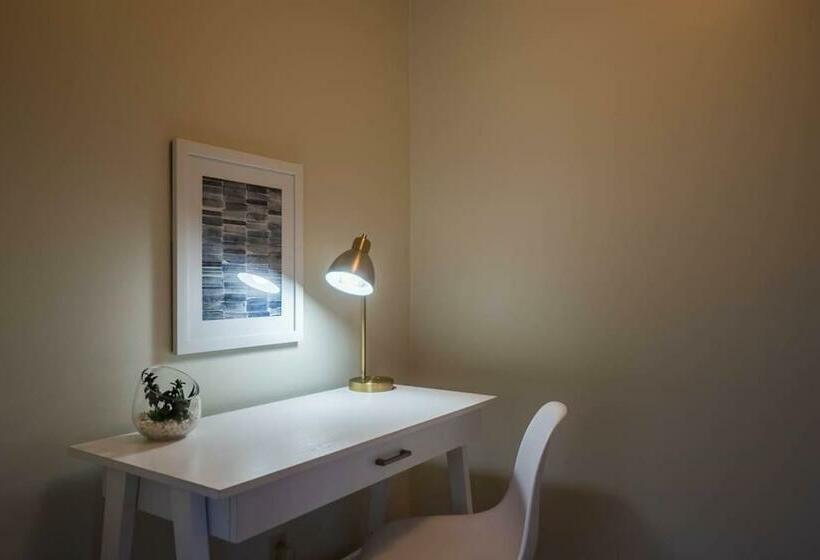 Spacious Top Floor Apartment In The Heart Of Dsm