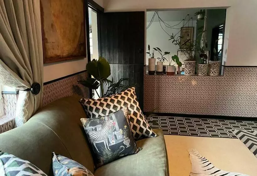 A Bird Cage Stay & Cottage