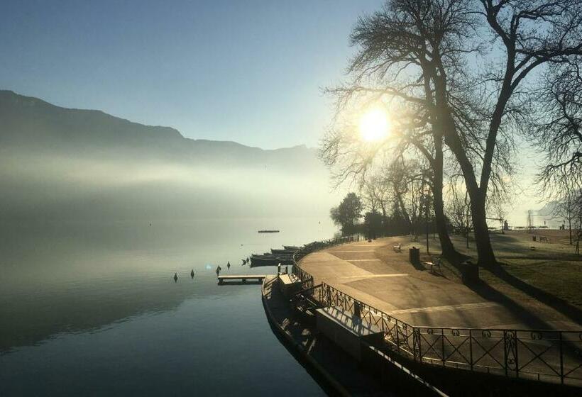 Guestready   Central Studio With Lake View