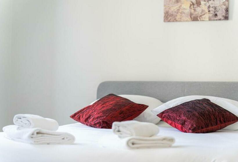 Guestready   Central Studio With Lake View