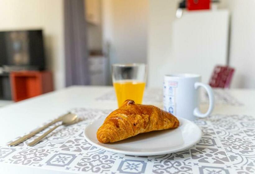 Guestready   Central Studio With Lake View