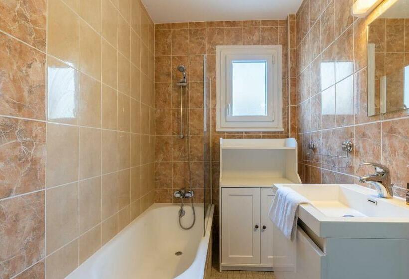 Guestready   Central Studio With Lake View