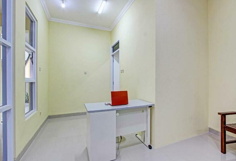 Отель Wisma Garuda Syariah Condoongcatur Mitra Reddoorz